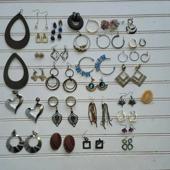 Lot Of 58 Vintage Modern Jewelry Erring Gold / Silver Toned As Is - Picture 1 of 16